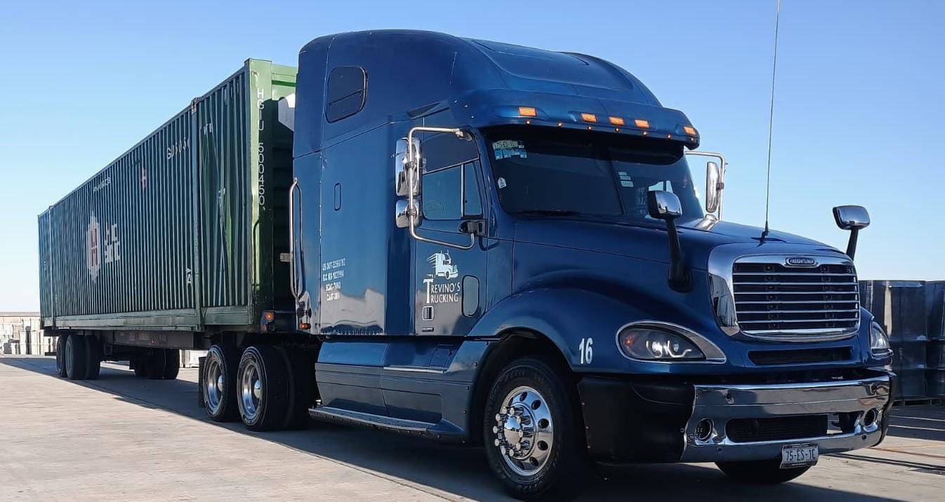 Unidad 16 de Treviño’s Trucking con contenedor